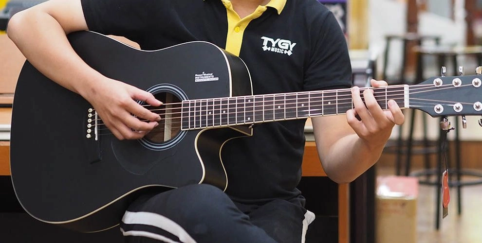 bấm nốt guitar