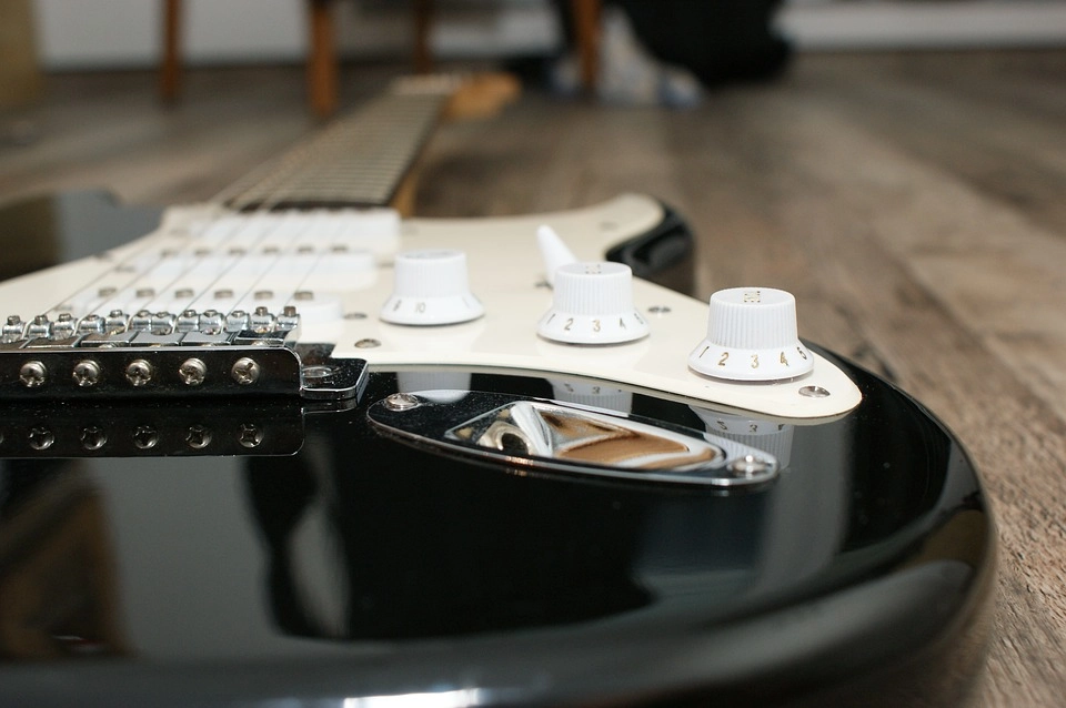 su-khac-nhau-giua-guitar-dien-va-guitar-thuong