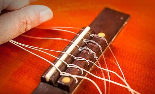 vat-lieu-lam-day-dan-guitar