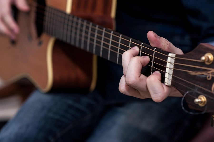 cach-chay-hop-am-guitar
